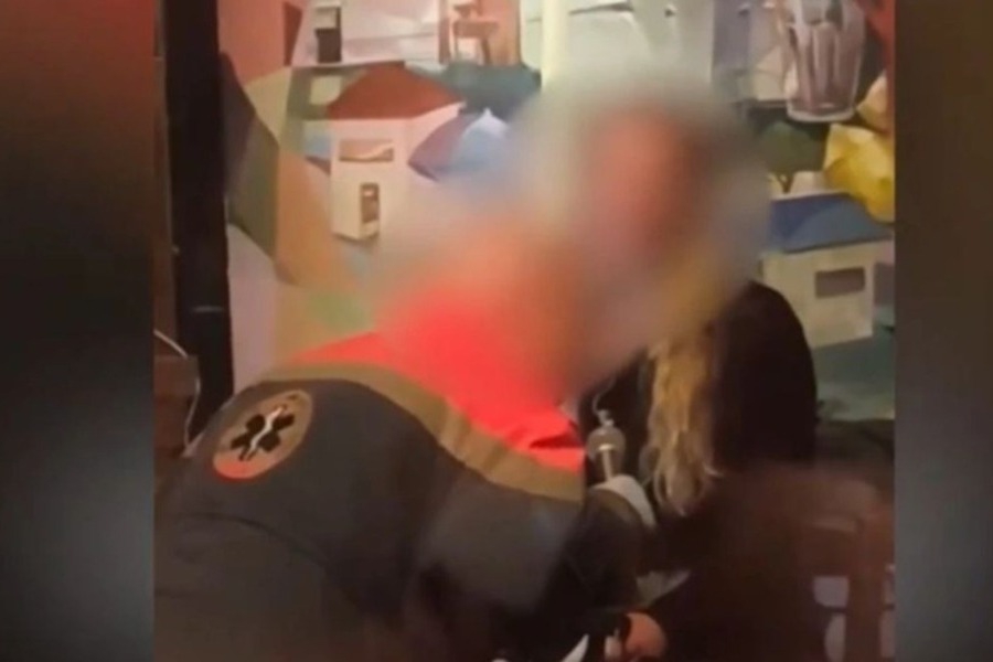 Ίλιον: Κάλεσαν διασώστη σε κέντρο διασκέδασης και αυτός πήρε το μικρόφωνο και τραγουδούσε!