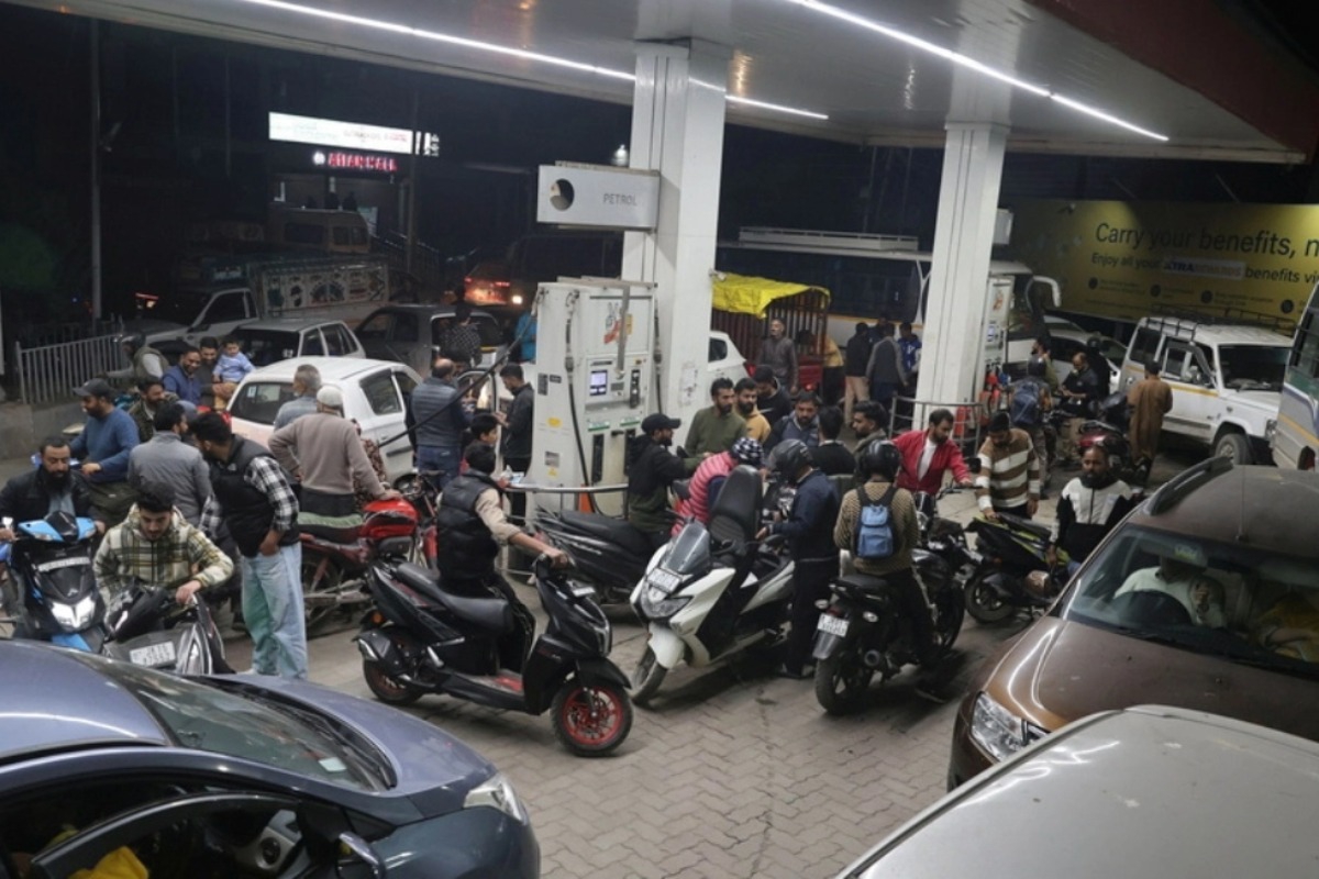 Χάος στην Ινδία υπό τον φόβο έλλειψης καυσίμων: Τεράστιες ουρές, ξύλο και αναφορές για νεκρούς σε βενζινάδικα, δείτε βίντεο
