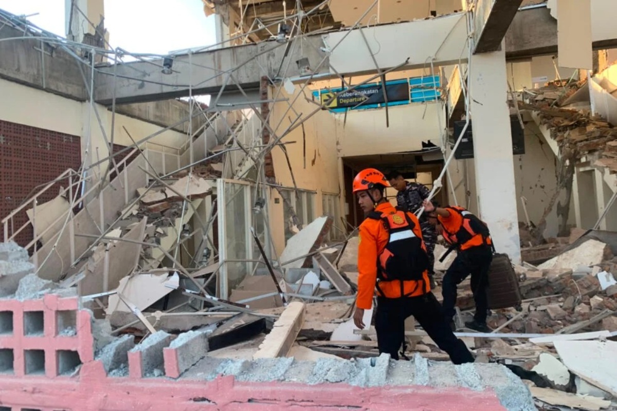 Σεισμός‑«τέρας» στην Ινδονησία: Δείτε τι κατέγραψαν βίντεο από τη στιγμή που κατέρρεαν κτήρια