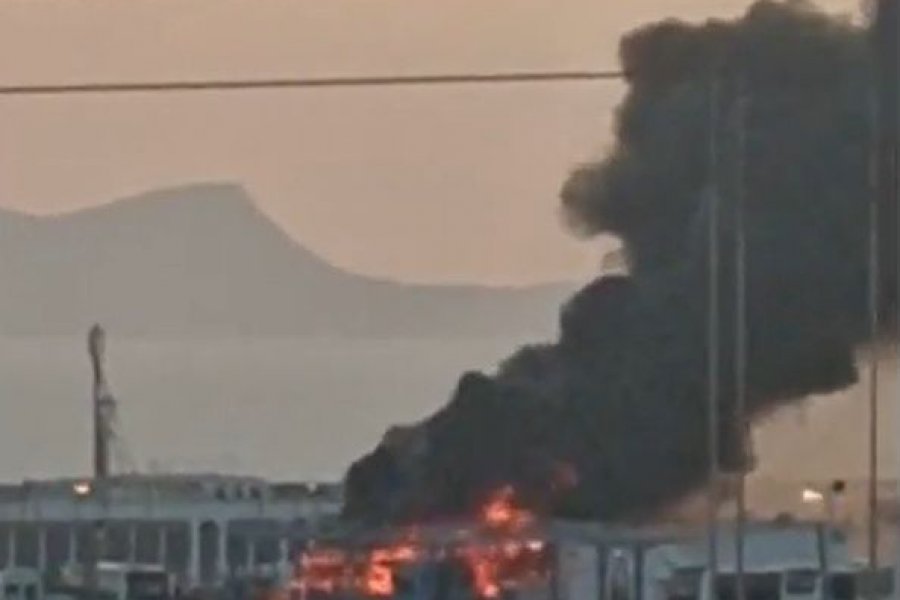 Ηράκλειο: Φωτιά κοντά στο αεροδρόμιο ‑ Κάηκε ολοσχερώς λεωφορείο (Βίντεο)