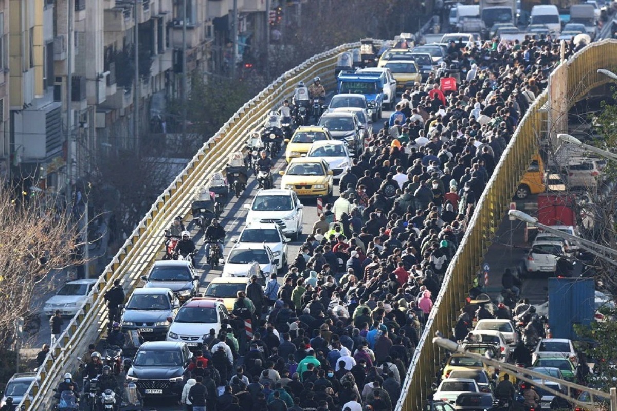 Χάος στο Ιράν: Ο λαός στους δρόμους κατά των Αγιατολάχ, τρεις νεκροί και εσωτερικές ρωγμές στο καθεστώς