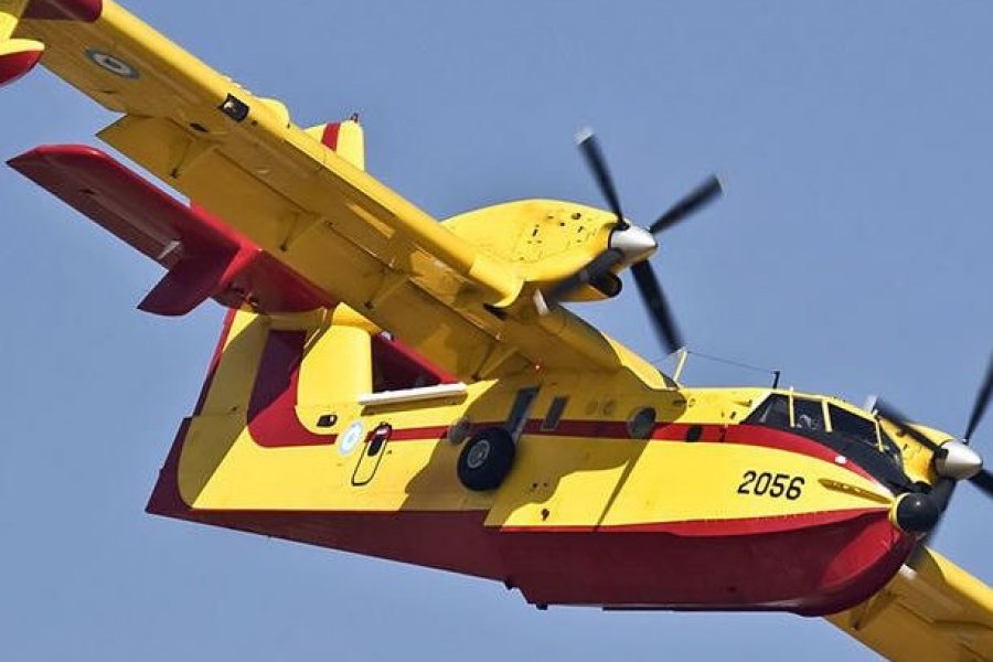 Ισπανία: Υποδοχή ήρωα σε Έλληνα πιλότο Canadair με «αψίδα νερού» ‑ Βίντεο