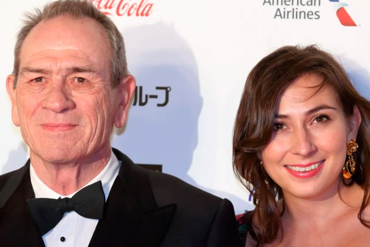 Τόμι Λι Τζόουνς: Αποκαλύφθηκε η αιτία θανάτου της κόρης του που είχε βρεθεί νεκρή σε πολυτελές ξενοδοχείο