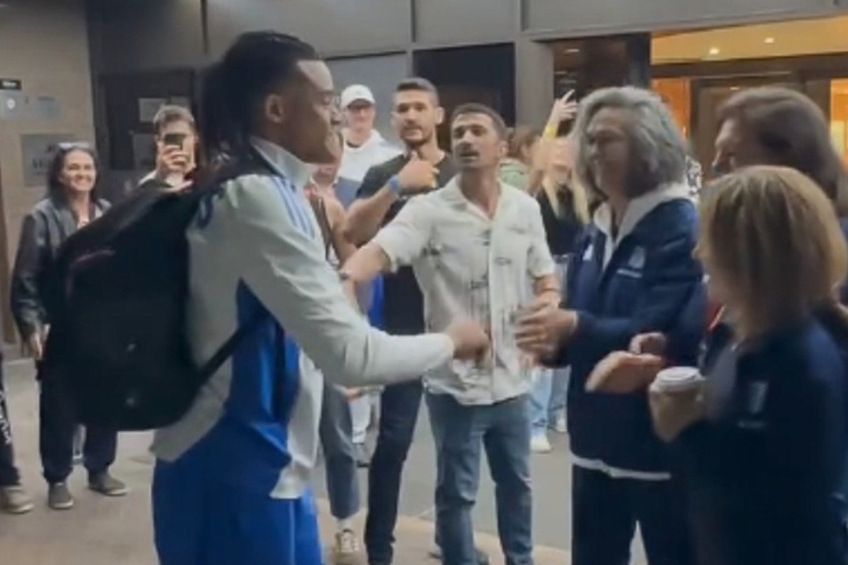 Βίντεο: Η υποδοχή του Εμμανουήλ Καραλή στο ξενοδοχείο – «Πάμε μέσα να τα πιούμε!»