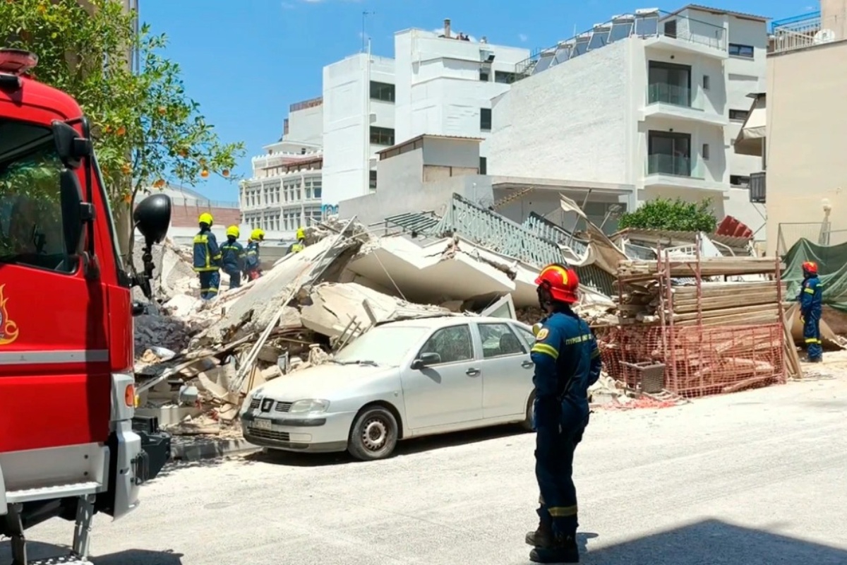 Κατάρρευση πολυκατοικίας στα Πετράλωνα, πέντε προσαγωγές, έρευνες για τυχόν εγκλωβισμένους