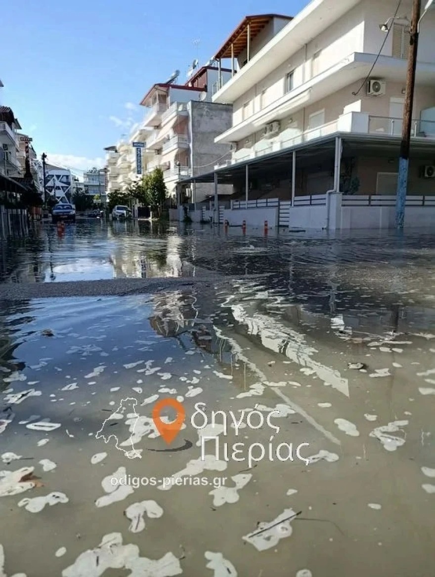 Παραλία Κατερίνης: Η θάλασσα «βγήκε» στον δρόμο, πλημμύρισαν μαγαζιά και δρόμοι