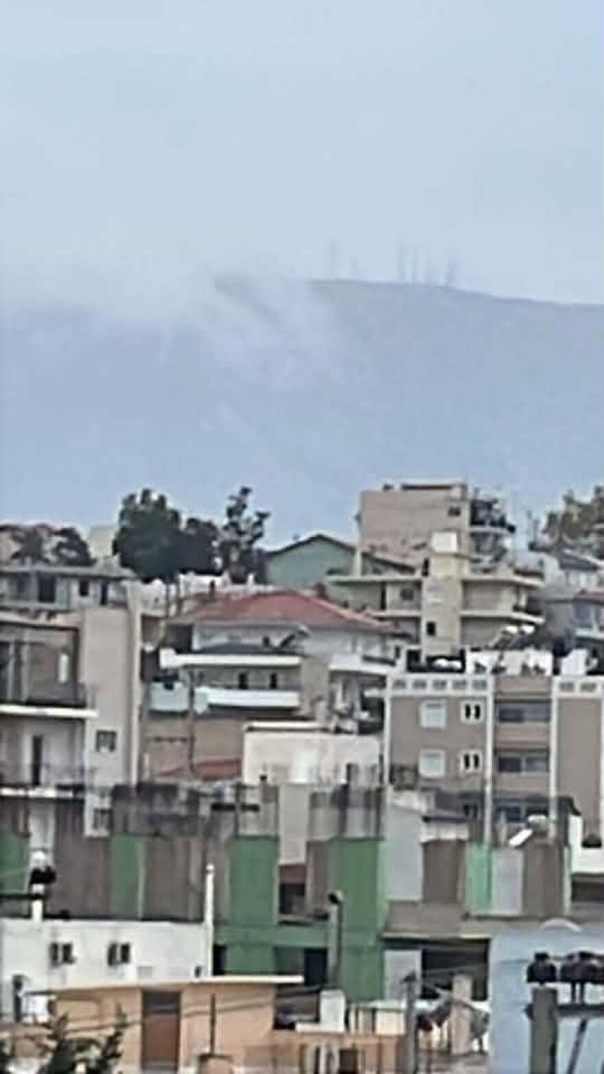 Κεραυνός προκάλεσε φωτιά στον Υμηττό