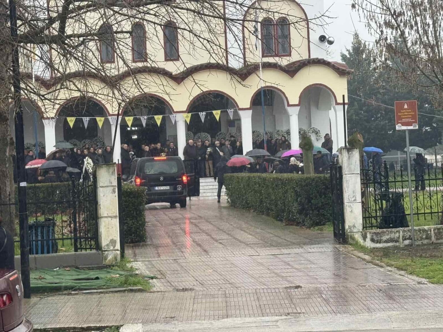 Θρήνος στην κηδεία της 47χρονης Σταυρούλας Μπουκουβάλα – Τραγικές φιγούρες τα παιδιά και οι γονείς της