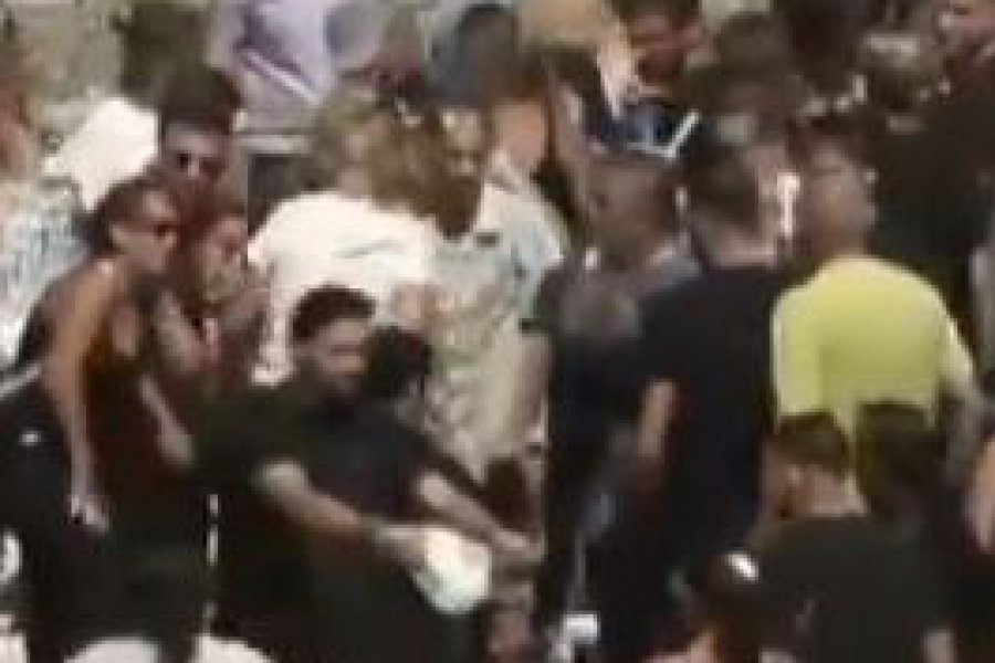 Κηδεία Γιώργου Μαζωνάκη: Σκαρφάλωσαν σε μνήματα στο Γ` Νεκροταφείο για να βλέπουν και τα έσπασαν