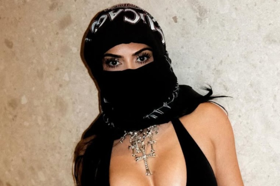 Η Κιμ Καρντάσιαν καθισμένη στα πόδια του Λιούις Χάμιλτον με αποκαλυπτική μπλούζα,