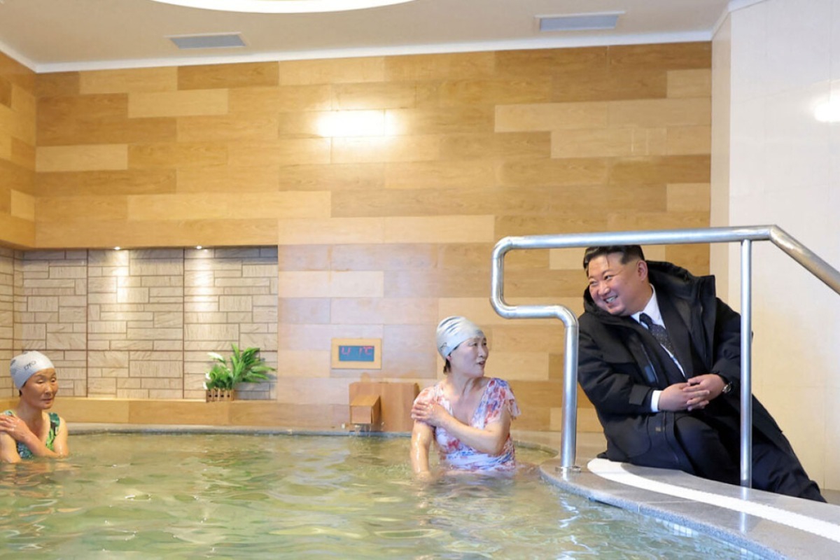 Ο Κιμ Γιονγκ Ουν εγκαινίασε θέρετρο ιαματικών πηγών και φωτογραφήθηκε μιλώντας με λουόμενες