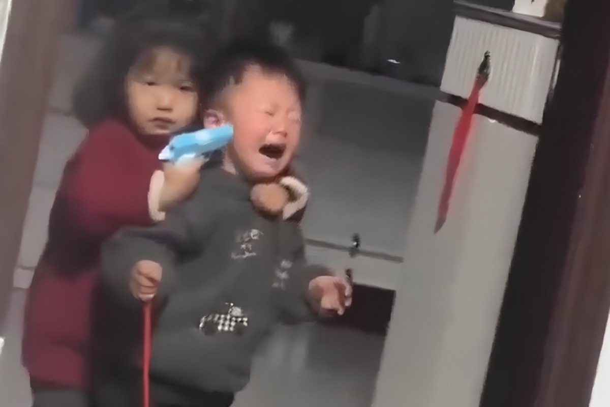 Viral βίντεο από την Κίνα: Κοριτσάκι «κρατά όμηρο» τον αδελφό της με πλαστικό όπλο για να πάρει καραμέλες