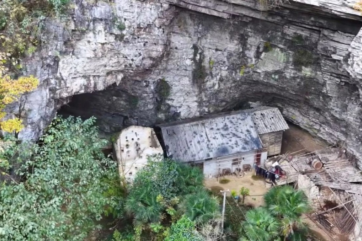 Ζει 50 χρόνια μέσα σε σπηλιά με ρεύμα και νερό ‑ Παράτησε τον πολιτισμό ‑ «Η μοναξιά δεν είναι πρόβλημα»