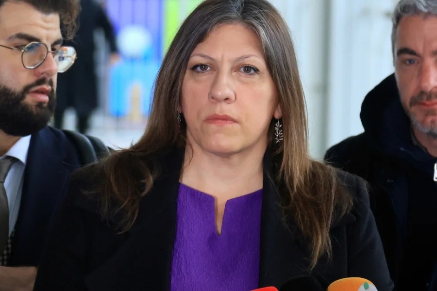 «Δηλώνω αποχή, έχω δεχθεί πολλές προσβολές», λέει η πρόεδρος στη δίκη για τα βίντεο των Τεμπών