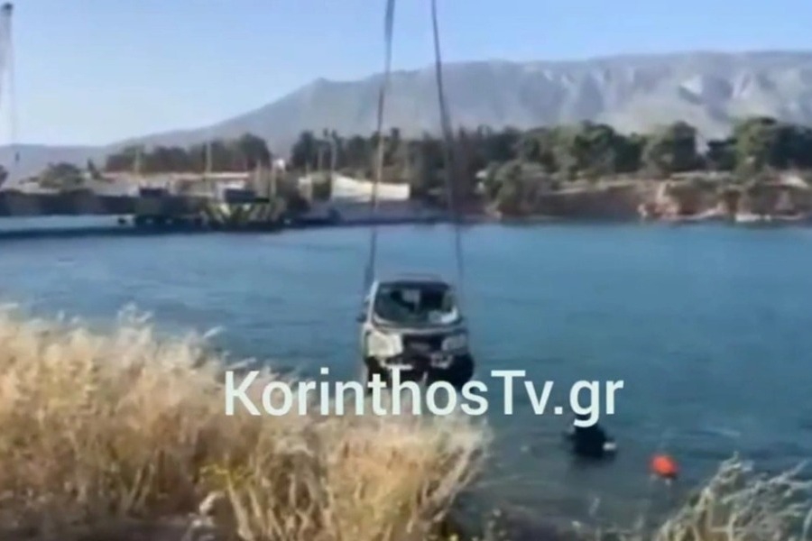 Η στιγμή της ανάσυρσης του αυτοκινήτου που έπεσε στον Ισθμό της Κορίνθου, πρόλαβε και βγήκε ο οδηγός, δείτε βίντεο
