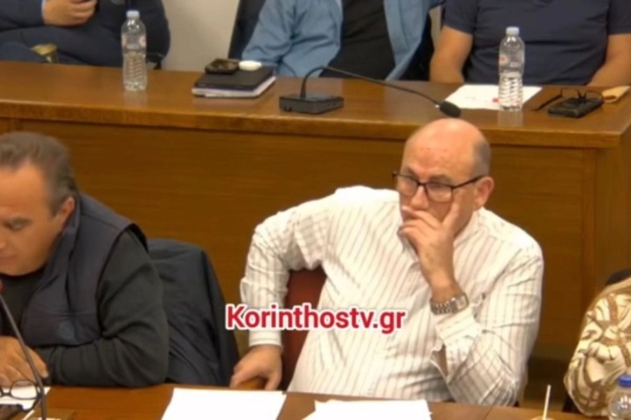 Kόρινθος: Πολίτης με νταλκά μπήκε στο δημοτικό συμβούλιο και... τραγουδούσε Καζαντζίδη!