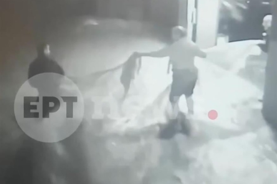 Κορωπί: Αστυνομικός έσωσε ηλικιωμένους φτιάχνοντας σκοινί από σεντόνια ‑ «Δεν σε αφήνω»