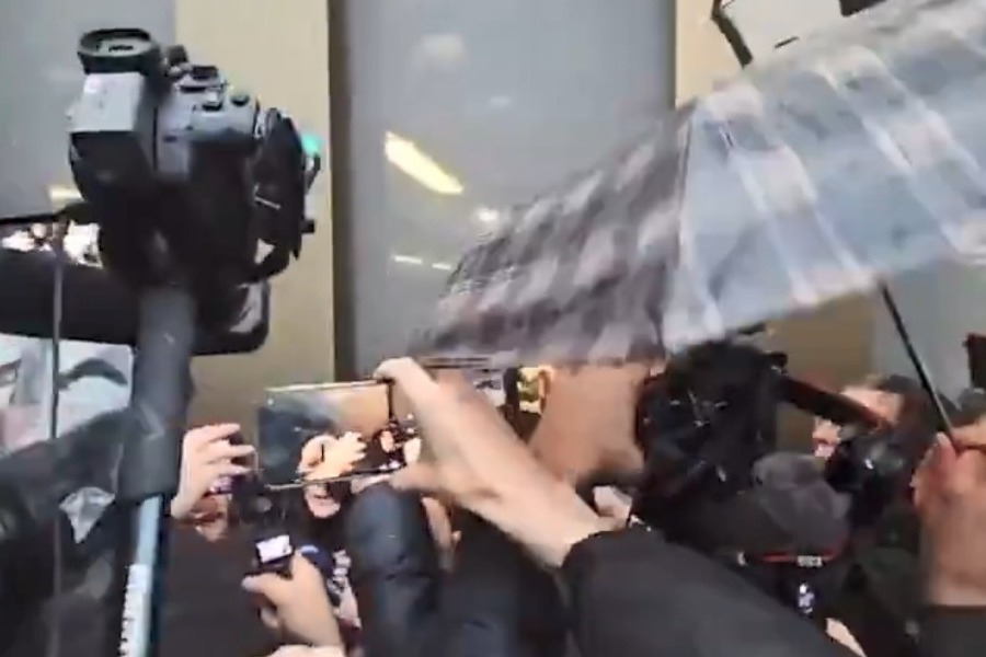 Εξοργισμένοι συγγενείς θυμάτων του κλαμπ στο Κραν Μοντανά περίμεναν τους ιδιοκτήτες στην εισαγγελία της Σιόν