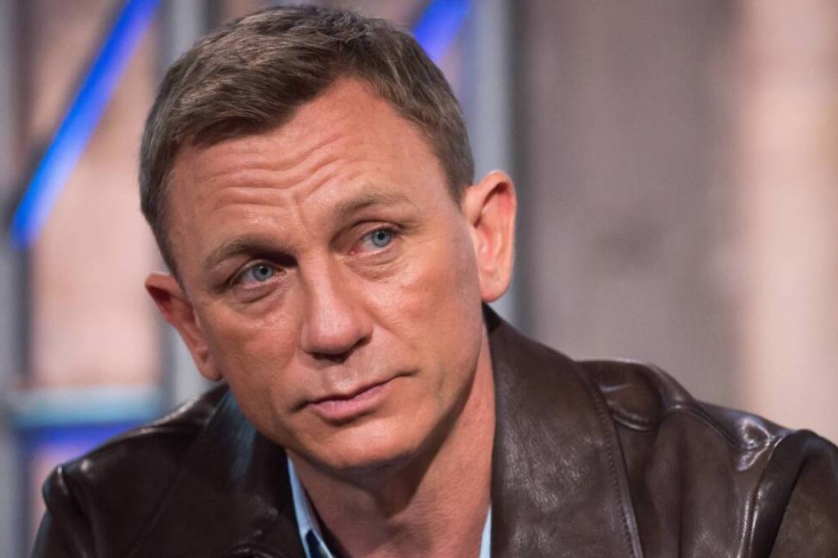 Ο Ντάνιελ Κρεγκ στην περιφορά του Επιταφίου στον Αγιο Κωνσταντίνο της Γλυφάδας, δείτε βίντεο