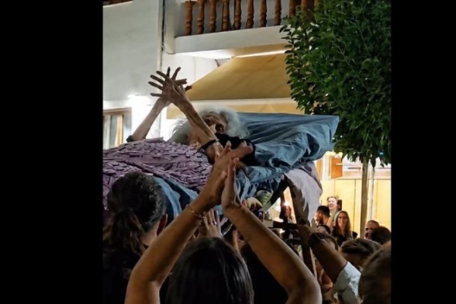 Κρήτη: Μοντέλο του Νταλί η ηλικιωμένη που την μετέφεραν με ξαπλώστρα σε πανηγύρι ‑ Ποια είναι