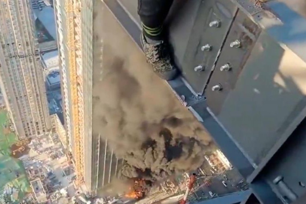 Τελ Αβίβ: Εργάτες σε σκαλωσιά βλέπουν από κάτω τους κτίριο να έχει χτυπηθεί από πύραυλο ‑ Βίντεο