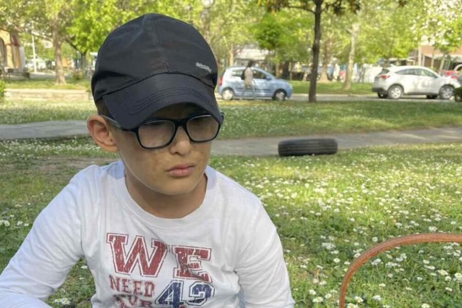 Λάρισα: Σημαιοφόρος στη Γιάννουλη ο Στέφανος που σώθηκε από φωτιά το 2016