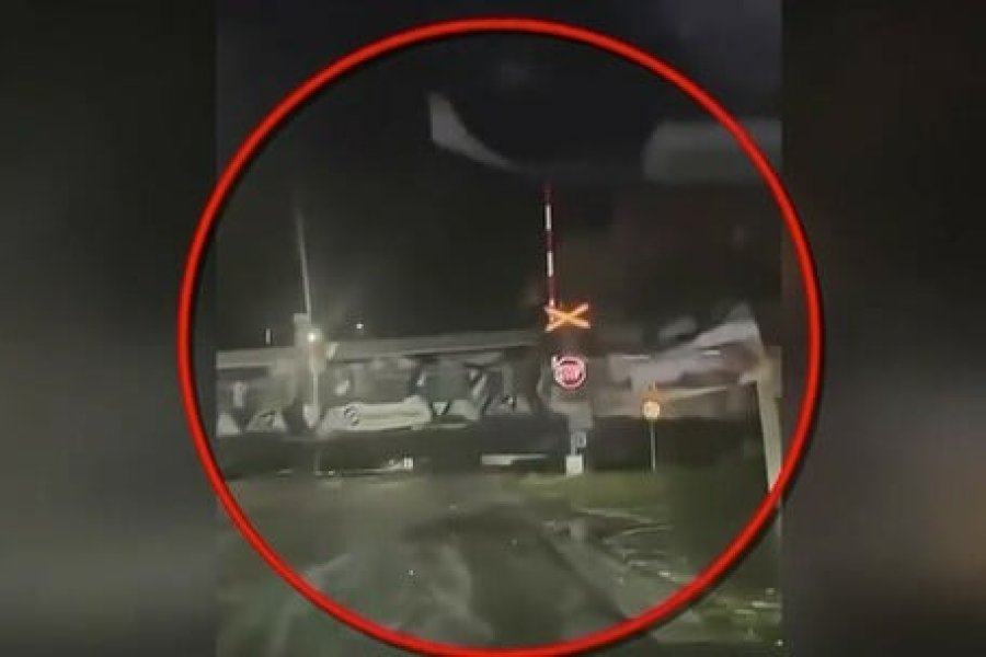 Λάρισα: Τρένο φέρεται να πέρασε με ανοιχτή μπάρα στην οδό Καραγάτση, δείχνει βίντεο