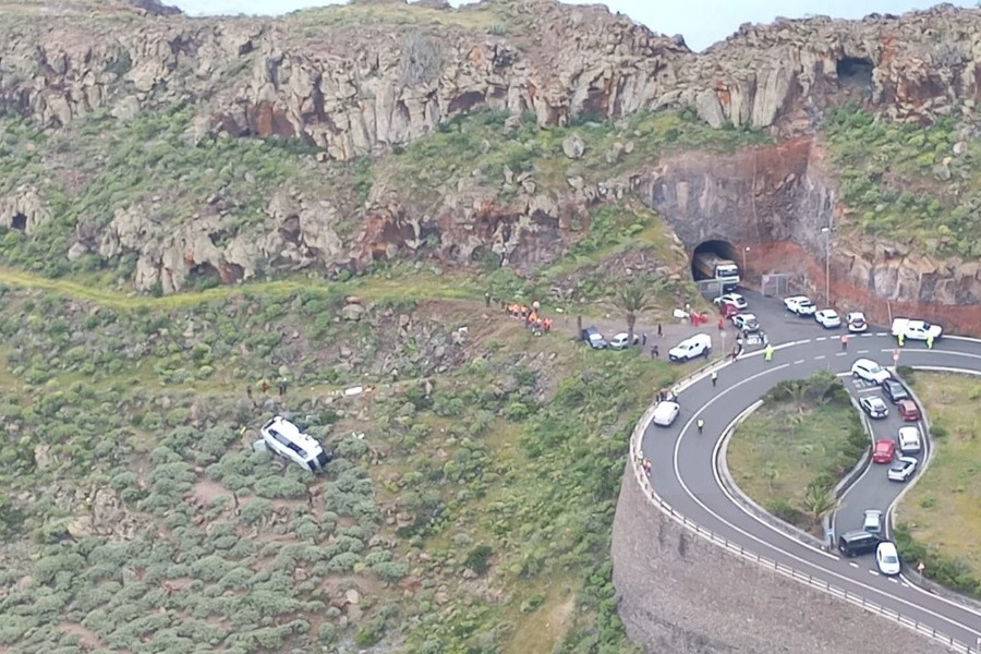 Τραγωδία στα Κανάρια Νησιά: Ένας νεκρός και τρεις σοβαρά τραυματίες από ανατροπή τουριστικού λεωφορείου