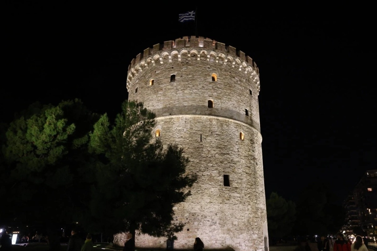 Λευκός Πύργος: Λούστηκε στο νέο φως μόλις έδυσε ο ήλιος ‑ Τι προβλέπεται για την κορυφή του
