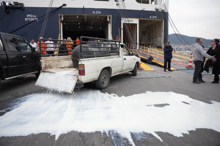 Μυτιλήνη: Στο «κόκκινο» οι αγρότες εξαιτίας του αφθώδους πυρετoύ ‑ Απέκλεισαν το λιμάνι