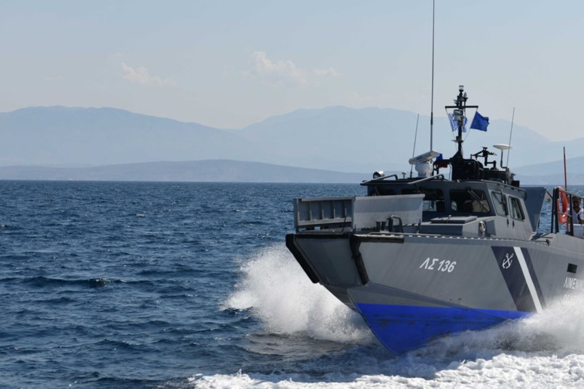 Στενό Σαλαμίνας: Οργή για τις υψηλές ταχύτητες σκαφών ‑ «Σηκώνουν στον αέρα λουόμενους, ζημιές χιλιάδων ευρώ!»