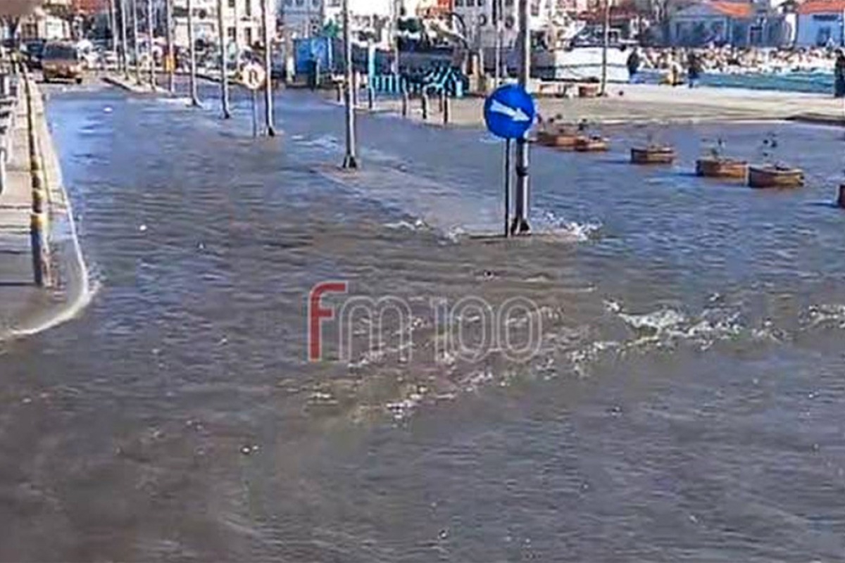 Βγήκε η θάλασσα στον δρόμο στη Μύρινα της Λήμνου λόγω των θυελλωδών ανέμων