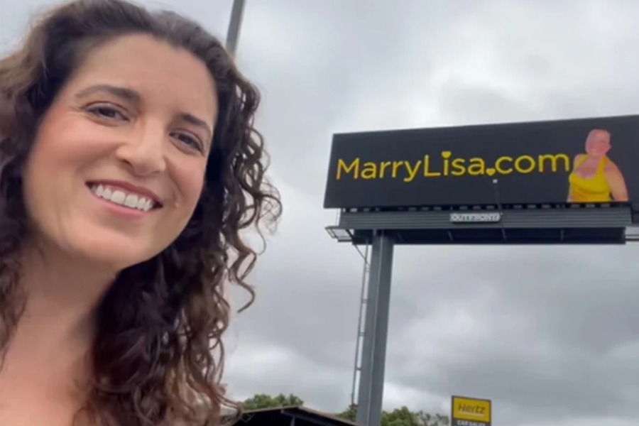 Η 42χρονη που ξόδεψε μια περιουσία σε διαφημιστικές πινακίδες με το μήνυμα «Παντρέψου με» βρήκε ραντεβού