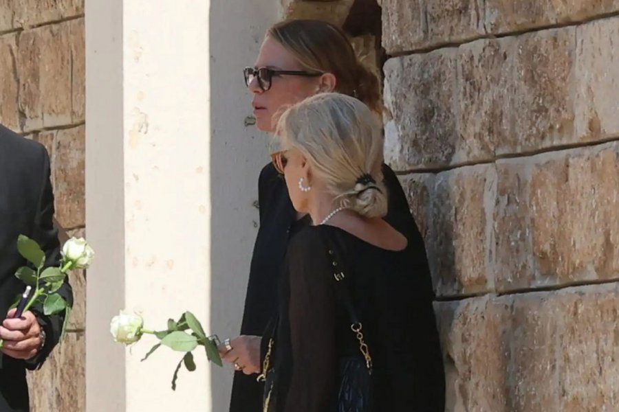 Λορέντζο Καριέρε: Θλίψη στο τελευταίο αντίο – Συντετριμμένη η Έλενα Κατραβά με ένα λευκό τριαντάφυλλο στα χέρια