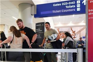 Αυξήσεις – «φωτιά» σε αεροπορικά και ακτοπλοϊκά εισιτήρια λόγω του πολέμου στη Μέση Ανατολή