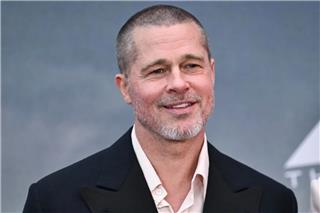 Μπραντ Πιτ: Σήμερα η σκηνή με την τεχνητή βροχή στην Ύδρα - Έρχονται γυρίσματα και στη Νέα Μάκρη