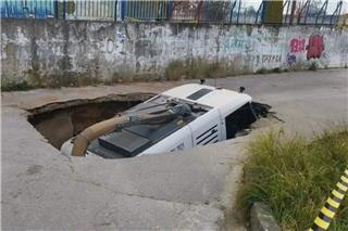 Ιωάννινα: «Κατάπιε» η γη όχημα καθαριότητας του Δήμου λόγω καθίζησης