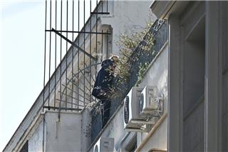 Ομόνοια: Ανδρας απειλεί να πέσει από την ταράτσα του κτιρίου της πολεοδομίας
