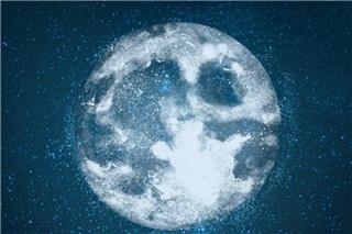 Ροζ, ματωμένο και άλλα: Γιατί δίνουμε ονόματα στα φεγγάρια;