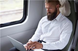 Τι δεν πρέπει ποτέ να φοράτε στο αεροπλάνο