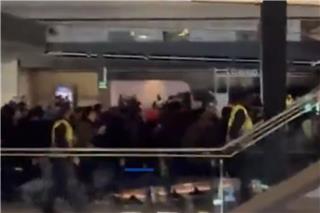 Ουρές, ξύλο, δακρυγόνα: Χάος σε Αμερική και Ευρώπη για... ένα ρολόι 400 ευρώ