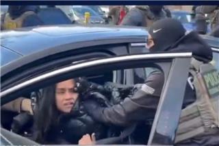 Μινεσότα: Η στιγμή που πράκτορες της ICE βγάζουν με τη βία γυναίκα από αυτοκίνητο - Βίντεο