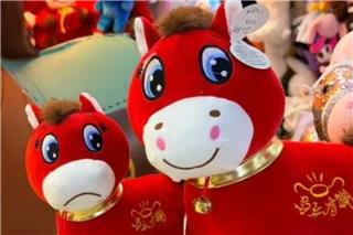 Το ελαττωματικό λούτρινο αλογάκι που έγινε viral στην Κίνα - Όταν το burnout απέκτησε πρόσωπο