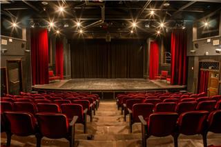 Matinee στην Αθήνα: Η νέα θεατρική συνήθεια που αλλάζει τα δεδομένα και θα σου φτιάξει τη διάθεση