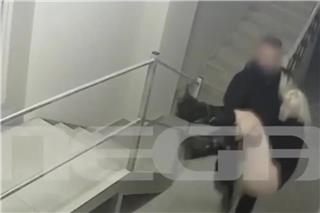 Κεφαλονιά: Η στιγμή που ο 26χρονος αρσιβαρίστας μεταφέρει λιπόθυμη την Μυρτώ από το ξενοδοχείο