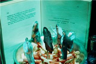 violet76 – is that horror? Η παράσταση που μετατρέπει τη σκηνή σε εφιάλτη!