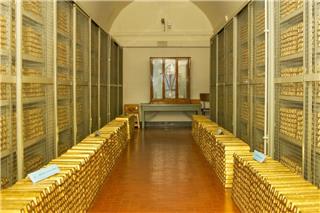 Ξέφρενο ράλι για τον χρυσό: «Πάτησε» για πρώτη φορά τα 5.000 δολάρια