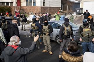 Μινεσότα: Βίντεο με πράκτορες της ICE να βγάζουν άνδρα από σπίτι μόνο με τα εσώρουχα και μια κουβέρτα