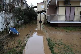 Σοβαρές πλημμύρες σε Λάρισα και Σπάτα – Δρόμος και θάλασσα έγιναν ένα στον Αγιόκαμπο – Νέα «κόκκινη προειδοποίηση»