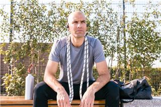 Σε ποια ηλικία πέφτει πραγματικά η δύναμή μας; Η 47χρονη μελέτη που δίνει άλλη απάντηση